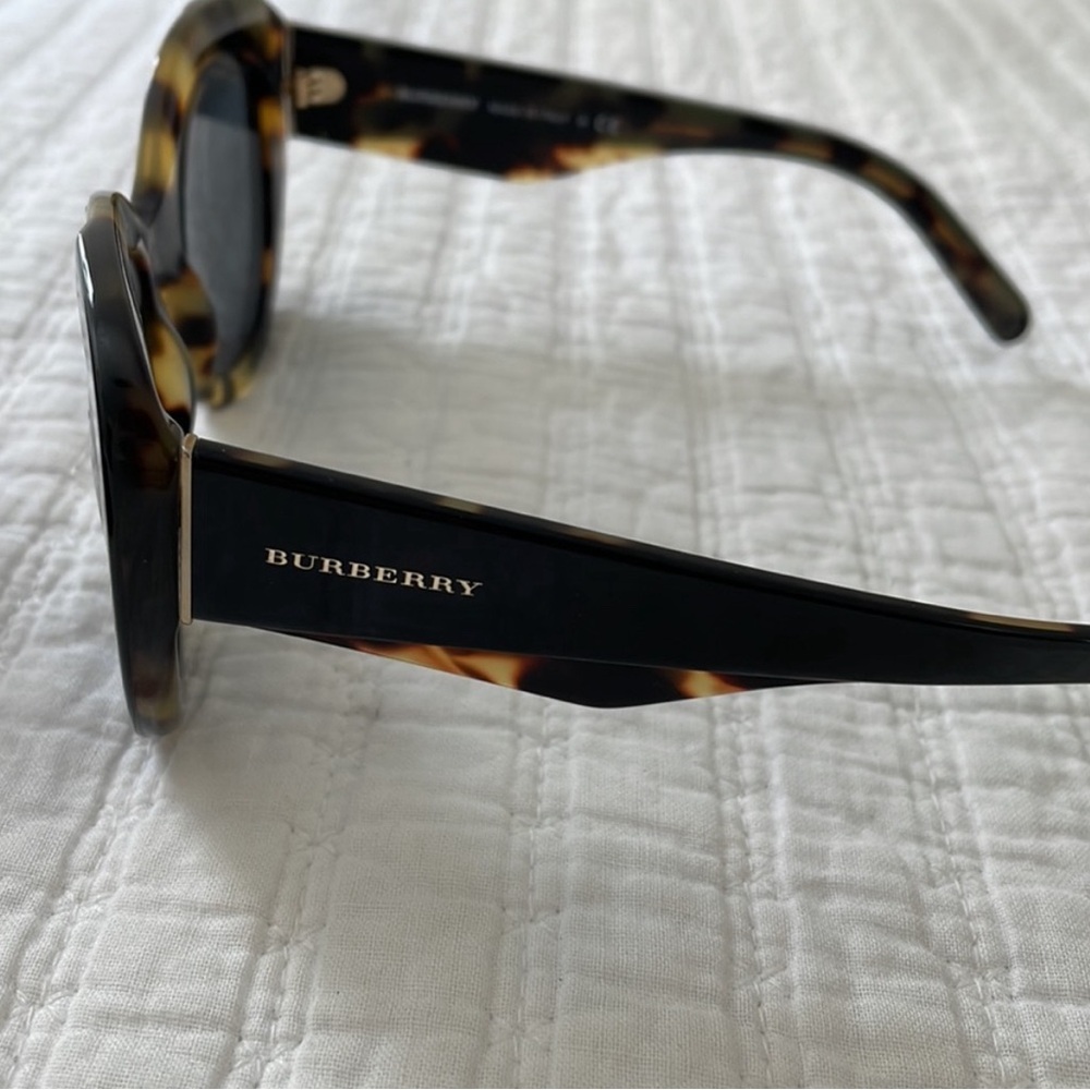 Burberry sunglasses - Picture 3 of 6